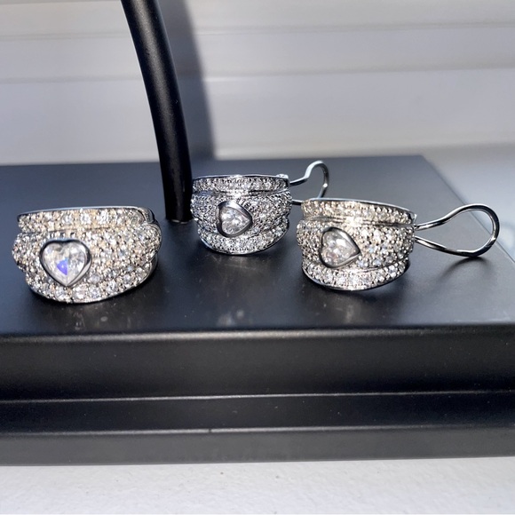 Gorgeous Heart Ring with Matching Earrings - Picture 1 of 12